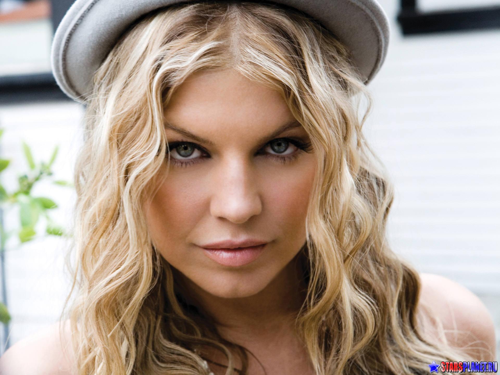 http://www.starsplanet.ru/photo/images_large/fergie_photo_wall/starsplanet.ru_fergie_wall_044.jpg